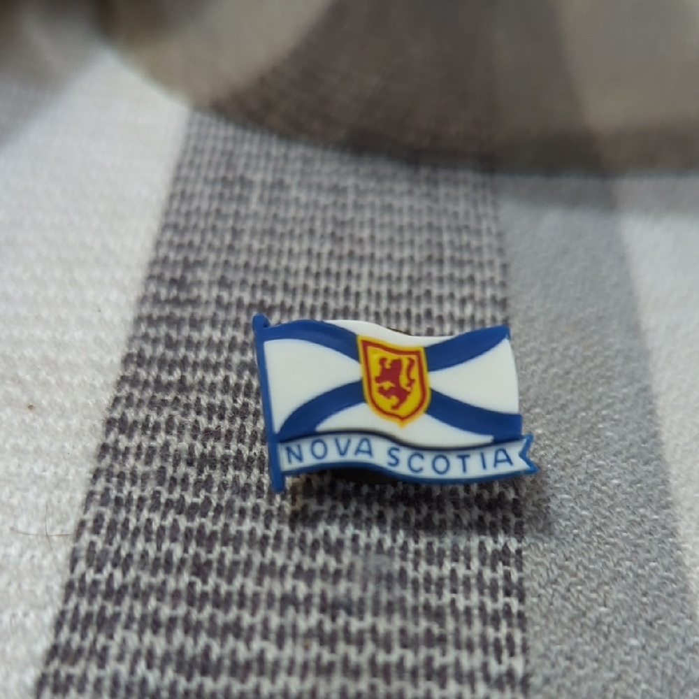 6/$15 Set of 4 Canadian Province & Symbol Pins  Ontario, Nova Scotia, Trillium - Picture 4 of 10